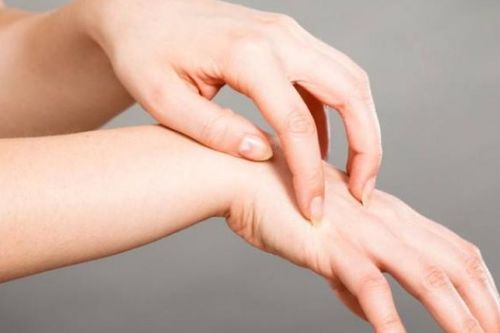 手起痒水泡是怎么回事 手起痒水泡是怎么回事